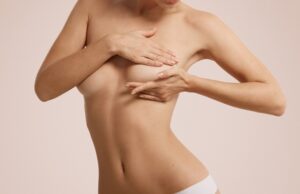 Tumore al seno: come prevenirlo Donna si copre seno prima di mammografia