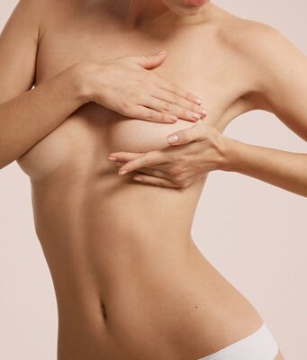 Tumore al seno: come prevenirlo Donna si copre seno prima di mammografia