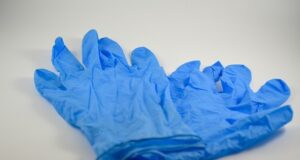 Guanti monouso, perché sono importanti: tutti gli usi Guanti monouso