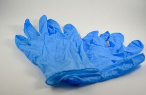 Guanti monouso, perché sono importanti: tutti gli usi Guanti monouso