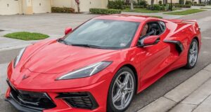 Corvette C8 Stringray: interni, caratteristiche e prezzo Corvette C8 Stingray