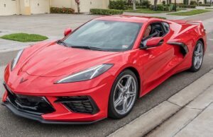 Corvette C8 Stringray: interni, caratteristiche e prezzo Corvette C8 Stingray