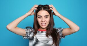 Prurito al cuoio capelluto: quando preoccuparsi Prurito in testa cosa fare