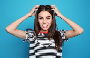 Prurito al cuoio capelluto: quando preoccuparsi Prurito in testa cosa fare