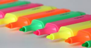 In ufficio con gli evidenziatori di tutti i colori Evidenziatori colorati