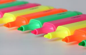 In ufficio con gli evidenziatori di tutti i colori Evidenziatori colorati