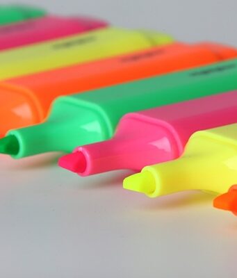 In ufficio con gli evidenziatori di tutti i colori Evidenziatori colorati