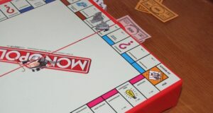 Dai giochi da tavolo ai passatempi online: le attività ludiche preferite dagli adulti Monopoly