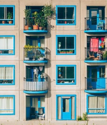 Rivestimenti per facciate esterne: estetica, protezione e sostenibilità Tende termiche o termoisolanti