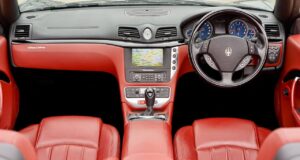 Interni in pelle come nuovi: segreti e trucchi per una pulizia impeccabile Interni in pelle auto