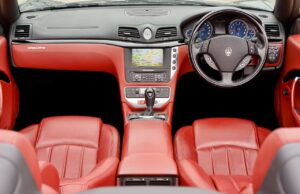 Interni in pelle come nuovi: segreti e trucchi per una pulizia impeccabile Interni in pelle auto