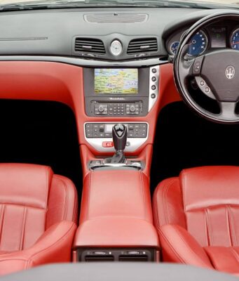 Interni in pelle come nuovi: segreti e trucchi per una pulizia impeccabile Interni in pelle auto