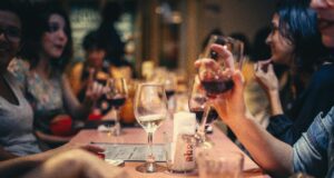 Dal fumo della torba alle bollicine: come cambia il rito del bere in Italia Bere in Italia