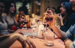 Dal fumo della torba alle bollicine: come cambia il rito del bere in Italia Bere in Italia