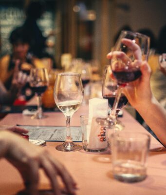 Dal fumo della torba alle bollicine: come cambia il rito del bere in Italia Bere in Italia