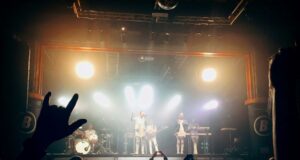 Come scegliere la musica giusta per un evento: live band, DJ o performance su misura? Musica per eventi