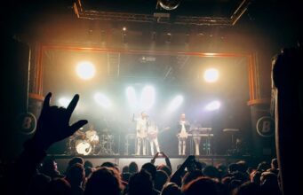 Come scegliere la musica giusta per un evento: live band, DJ o performance su misura? Musica per eventi