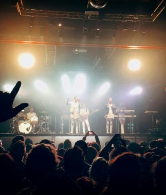 Come scegliere la musica giusta per un evento: live band, DJ o performance su misura? Musica per eventi