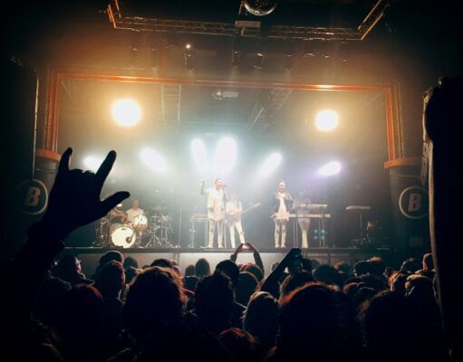 Come scegliere la musica giusta per un evento: live band, DJ o performance su misura? Musica per eventi