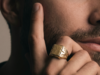 Guida all’anello in oro da uomo: storia, significati e come sceglierlo Anello chevalier uomo in oro