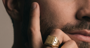 Guida all’anello in oro da uomo: storia, significati e come sceglierlo Anello chevalier uomo in oro