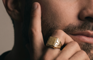 Guida all’anello in oro da uomo: storia, significati e come sceglierlo Anello chevalier uomo in oro