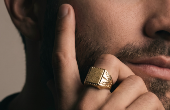 Guida all’anello in oro da uomo: storia, significati e come sceglierlo Anello chevalier uomo in oro