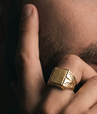Guida all’anello in oro da uomo: storia, significati e come sceglierlo Anello chevalier uomo in oro