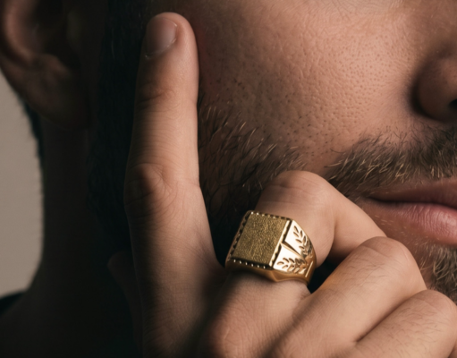 Guida all’anello in oro da uomo: storia, significati e come sceglierlo Anello chevalier uomo in oro