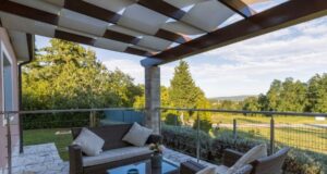 Erba sintetica sul terrazzo: vantaggi, costi e tutto quello che devi sapere prima di installarla Erba sintetica terrazzo