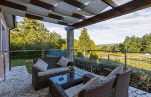 Erba sintetica sul terrazzo: vantaggi, costi e tutto quello che devi sapere prima di installarla Erba sintetica terrazzo